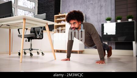 Training Im Büro. Gesunde Afroamerikanische Tun Liegestütze Stockfoto