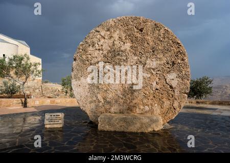 Kufer Abu Badd Rolling Stone diente als Tür in einem byzantinischen Kloster am Mount Nebo in Jordanien Stockfoto