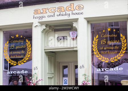 Stadtzentrum von Edinburgh, Arcade Haggis und Whisky House Pub in der Altstadt von Edinburgh, Schottland, Großbritannien, Sommer 2022 Stockfoto