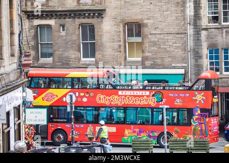 Edinburgh Doppeldecker Sightseeing City Explorer Bus in Cowgate, Edinburgh City Centre, Schottland, Großbritannien, Sommer 2022 Stockfoto