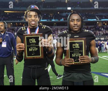 Dallas, TX, USA. 16.. Dezember 2022. Texas UIL 5A Division II Football State Championship Game MVPs Manny Muhammad #1 und William Little #18 verfolgen das Spiel im AT&T Stadium in Dallas, TX. Kyle Okita/CSM/Alamy Live News Stockfoto