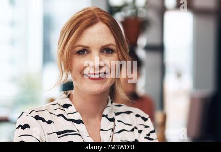 Ich liebe mich ein bisschen Zeit. Porträt einer attraktiven Frau mittleren Alters, die tagsüber allein in einem Café sitzt. Stockfoto