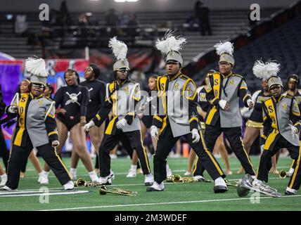 Dallas, TX, USA. 16.. Dezember 2022. Die Marschkapelle der South Oak Cliff High School tritt in der Halbzeit der Texas UIL 5A Division II Football State Championships zwischen den Dallas South Oak Cliff Golden Bears und den Port Neches-Groves Indians im AT&T Stadium in Dallas, TX, auf. Kyle Okita/CSM/Alamy Live News Stockfoto