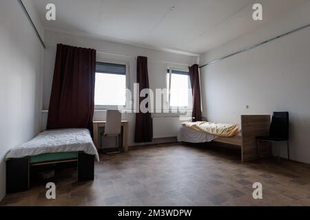 Nürnberg, Deutschland. 09.. Dezember 2022. Blick auf ein Zimmer in der Notschlafanlage „Diana Hostel“. Ein ökumenisches Warmhaus ist an die Notunterkunft der Stadt angeschlossen, die im Frühjahr 2020 gebaut wurde und rund 80 Plätze hat. Dies dient tagsüber als Treffpunkt und versorgt die Gäste des Notschlafzentrums tagsüber. Kredit: Daniel Karmann/dpa/Alamy Live News Stockfoto