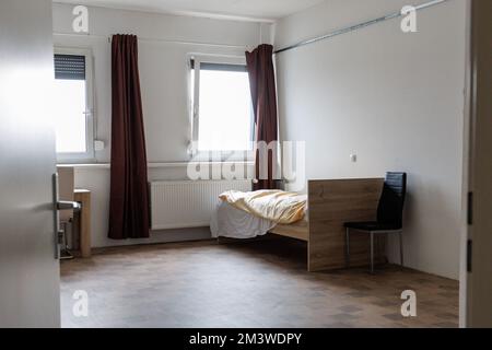 Nürnberg, Deutschland. 09.. Dezember 2022. Blick auf ein Zimmer in der Notschlafanlage „Diana Hostel“. Ein ökumenisches Warmhaus ist an die Notunterkunft der Stadt angeschlossen, die im Frühjahr 2020 gebaut wurde und rund 80 Plätze hat. Dies dient tagsüber als Treffpunkt und versorgt die Gäste des Notschlafzentrums tagsüber. Kredit: Daniel Karmann/dpa/Alamy Live News Stockfoto