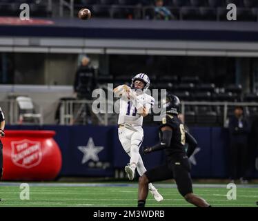 Dallas, TX, USA. 16.. Dezember 2022. Port Neches-Groves QB Cole Crippen #11 schießt den Ball während der Texas UIL 5A Division II Football State Championships zwischen den Dallas South Oak Cliff Golden Bears und den Port Neches-Groves Indians im AT&T Stadium in Dallas, TX. Kyle Okita/CSM/Alamy Live News Stockfoto