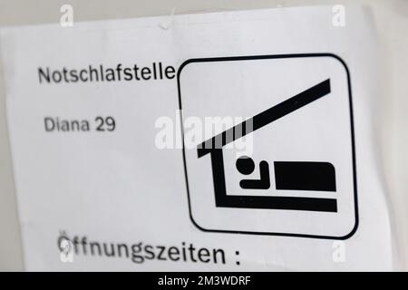 Nürnberg, Deutschland. 09.. Dezember 2022. „Notschlafstelle“ steht auf der Tür des Notschlafzentrums „Diana-Herberge“. Ein ökumenischer Heizraum ist an das städtische Notschlafzentrum angeschlossen, das im Frühjahr 2020 gegründet wurde und rund 80 Plätze hat. Dies dient als Tagsüber Treffpunkt und sorgt tagsüber für die Gäste des Notschlafzentrums. Kredit: Daniel Karmann/dpa/Alamy Live News Stockfoto