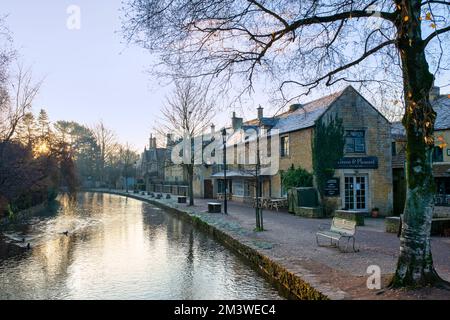 Frosty Bourton auf dem Wasser am frühen Morgen. Bourton on the Water, Cotswolds, Gloucestershire, England Stockfoto