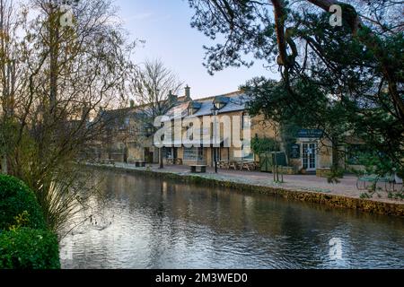 Frosty Bourton auf dem Wasser am frühen Morgen. Bourton on the Water, Cotswolds, Gloucestershire, England Stockfoto