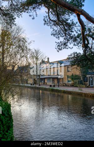 Frosty Bourton auf dem Wasser am frühen Morgen. Bourton on the Water, Cotswolds, Gloucestershire, England Stockfoto