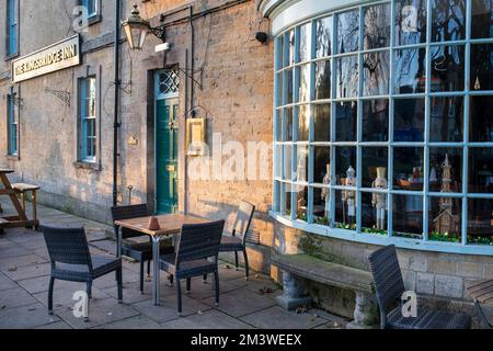 Am frühen Morgen vor dem Kingsbridge Inn bei Sonnenaufgang im Winter. Bourton on the Water, Cotswolds, Gloucestershire, England Stockfoto