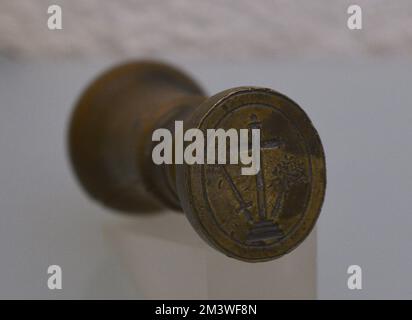 Siegel der Inquisition. 18.. Jahrhundert. Bronze. Das Emblem der Institution trägt die drei Symbole: Das lateinische Kreuz, den Olivenzweig und das Schwert. Sephardisches Museum. Toledo. Kastilien-La Mancha. Spanien. Stockfoto