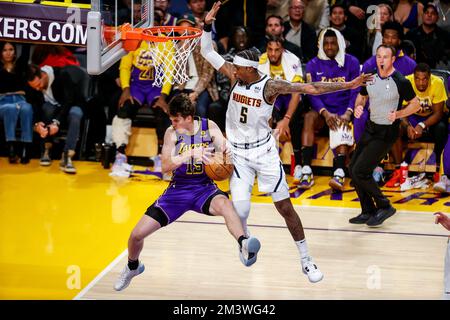 Los Angeles, Kalifornien, USA. 16.. Dezember 2022. Los Angeles Lakers Guard Austin Reaves (15) geht unter dem Druck von Denver Nuggets Guard Kentavious Caldwell-Pope (5) während eines NBA-Basketballspiels am Freitag, den 16. Dezember 2022 in Los Angeles in den Korb. (Kreditbild: © Ringo Chiu/ZUMA Press Wire) Stockfoto