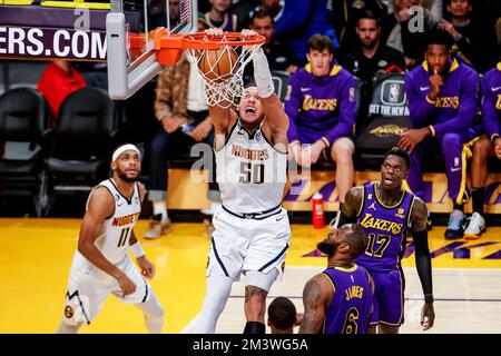 Los Angeles, Kalifornien, USA. 16.. Dezember 2022. Denver Nuggets Forward Aaron Gordon (50) taucht während eines NBA-Basketballspiels am Freitag, den 16. Dezember 2022 in Los Angeles gegen die Los Angeles Lakers ein. (Kreditbild: © Ringo Chiu/ZUMA Press Wire) Stockfoto