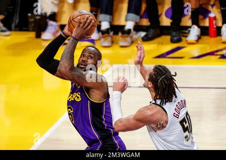 Los Angeles, Kalifornien, USA. 16.. Dezember 2022. Los Angeles Lakers Forward LeBron James (6) fälscht Denver Nuggets Forward Aaron Gordon (50) während eines NBA-Basketballspiels am Freitag, den 16. Dezember 2022 in Los Angeles. (Kreditbild: © Ringo Chiu/ZUMA Press Wire) Stockfoto