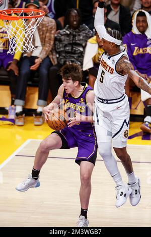 Los Angeles, Kalifornien, USA. 16.. Dezember 2022. Los Angeles Lakers Guard Austin Reaves (15) geht unter dem Druck von Denver Nuggets Guard Kentavious Caldwell-Pope (5) während eines NBA-Basketballspiels am Freitag, den 16. Dezember 2022 in Los Angeles in den Korb. (Kreditbild: © Ringo Chiu/ZUMA Press Wire) Stockfoto