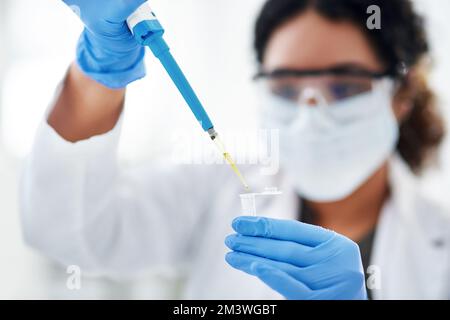 Das könnte funktionieren. Ein Wissenschaftler, der ein Experiment in einem modernen Labor durchführt. Stockfoto
