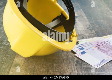 Anlagebudget Euro-Geldscheine und gelber Bauhelm Stockfoto