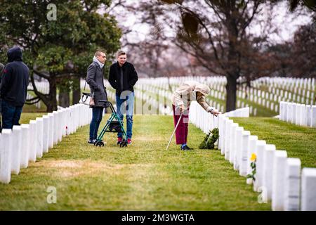 Pearl Carpenter besucht das Grab ihres Enkels, USA Army Staff Sgt. James Carpenter in Sektion 60 anlässlich des Family Pass Holder Day für die 31. Kränze durch Amerika Veranstaltung auf dem Arlington National Cemetery, Arlington, Virginia, Dezember. 11, 2022. James' Eltern, Cathy und David, besuchen seit dem Tod ihres Sohnes im Jahr 2018 jedes Jahr die WAA. David sagte, sein Sohn sei 6'8' groß, und wenn er ihn umarmte, lag sein Kopf direkt unter der Schulter seines Sohnes. Stockfoto