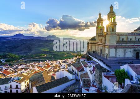 Kirche der wunderschönen Stadt der weißen Häuser von Olvera bei Sonnenuntergang auf dem Berg Grazalema, Cadiz, Spanien. Stockfoto