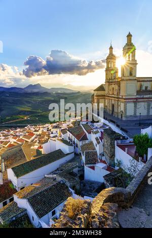 Panoramablick auf das atemberaubende Dorf Olvera im weißen Haus bei Sonnenuntergang in Cadiz, Spanien. Stockfoto