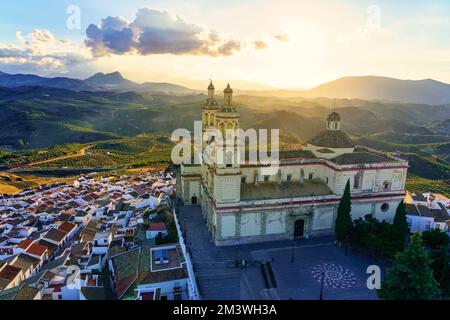 Sonnenuntergang über den Bergen von Grazalema und dem malerischen Dorf Olvera in der Olivenhainlandschaft von Cadiz, Spanien. Stockfoto