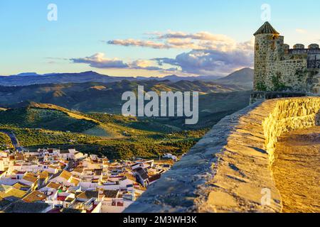 Die Türme der Burg Olvera auf dem Berg dominieren die Stadt der weißen Häuser, Cadiz, Spanien. Stockfoto