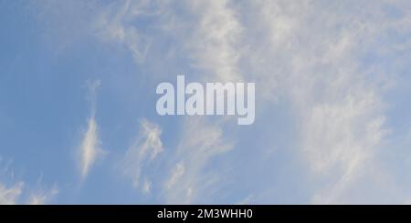Panorama, hellblauer Himmel mit hellen Wolken interessanter Form Stockfoto