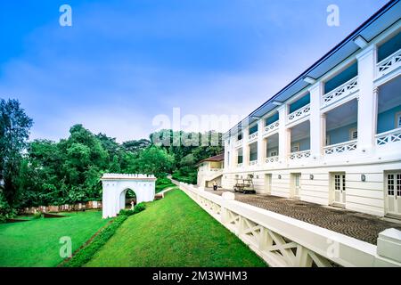 Memorial für James Brooke Napier und Fort Canning Centre im Fort Canning Park. Dieser Park ist ein berühmtes Wahrzeichen auf einem Hügel in Singapur. Stockfoto