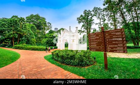 Gotisches Tor im Fort Canning Park. Dieser Park ist ein Wahrzeichen auf einem Hügel in Singapur. Stockfoto