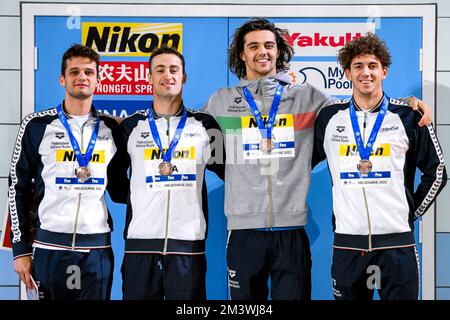 Matteo Ciampi, Thomas Ceccon, Alberto Razzetti und Paolo Conte Bonin aus Italien stehen mit der Bronzemedaille nach dem Wettkampf in den 4x200 m großen Freestyle Relay Men Stockfoto