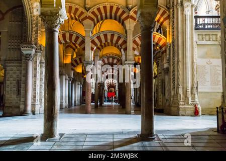 CORDOBA, SPANIEN - 23. MAI 2017: Dies ist ein Innenraum des Mesquit, der als Tempel der tausend Säulen bezeichnet wird. Stockfoto