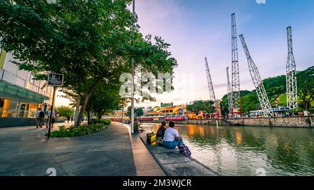 Malerischer Blick auf den Singapore River am Clarke Quay bei Sonnenuntergang. Stockfoto