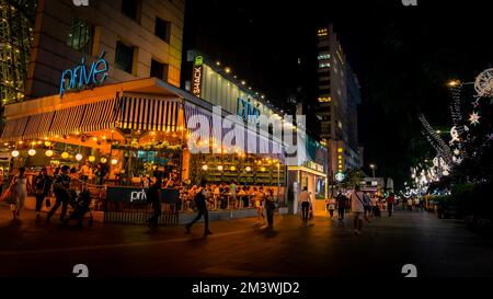 Weihnachtsbeleuchtung und Dekoration entlang der Orchard Road, Singapur. Stockfoto