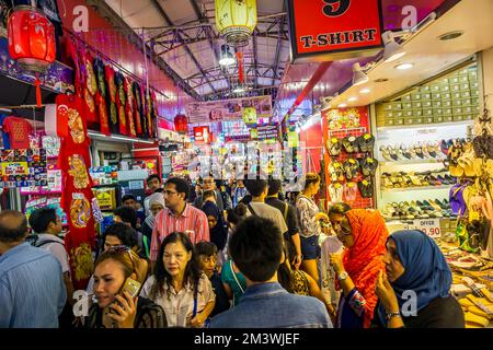 Der Bugis Street Market ist ein beliebtes Touristenziel und liegt in der Nähe der MRT-Haltestelle Bugis Station. Stockfoto