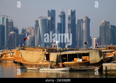 Doha, Katar. 15.. Dezember 2022. Blick von der Uferpromenade Corniche auf die Skyline mit den modernen Wolkenkratzern. Mit dem Finale Argentinien gegen Frankreich endet die Weltmeisterschaft 2022 am 18.12.2022. Kredit: Robert Michael/dpa/Alamy Live News Stockfoto