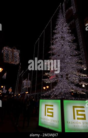 Budapest, Ungarn - 27.. November 2022: Die Budapester Modestraße, dekoriert für weihnachten, in der Nacht. Stockfoto