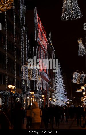 Budapest, Ungarn - 27.. November 2022: Die Budapester Modestraße, dekoriert für weihnachten, in der Nacht. Stockfoto