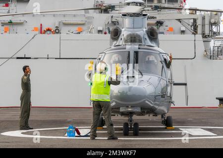 Surabaya, August 2022. Indonesischer Militärhubschrauber bereit für den gefeierten 66.. „PUSPENERBAL“-Jahrestag Stockfoto