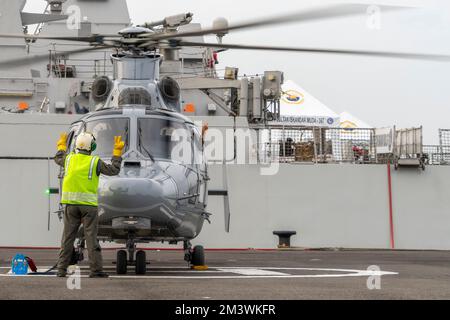 Surabaya, August 2022. Indonesischer Militärhubschrauber bereit für den gefeierten 66.. „PUSPENERBAL“-Jahrestag Stockfoto