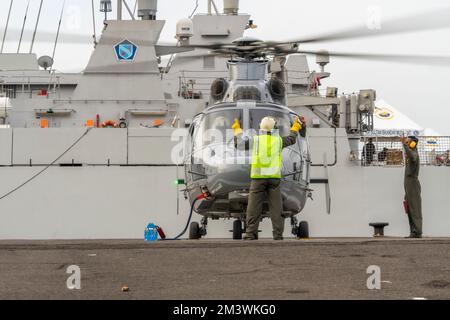 Surabaya, August 2022. Indonesischer Militärhubschrauber bereit für den gefeierten 66.. „PUSPENERBAL“-Jahrestag Stockfoto