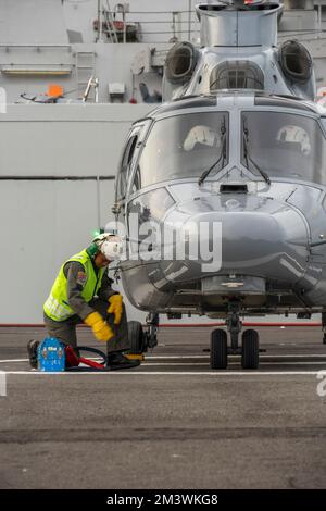 Surabaya, August 2022. Indonesischer Militärhubschrauber bereit für den gefeierten 66.. „PUSPENERBAL“-Jahrestag Stockfoto