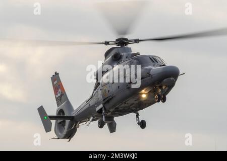 Surabaya, August 2022. Der indonesische Militärhelikopter startet und ist bereit für den gefeierten „PUSPENERBAL“-Jahrestag 66. Stockfoto