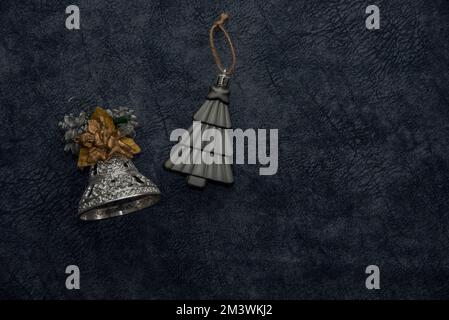 Alte Christsteinbaumschmuck auf blauem Hintergrund Stockfoto
