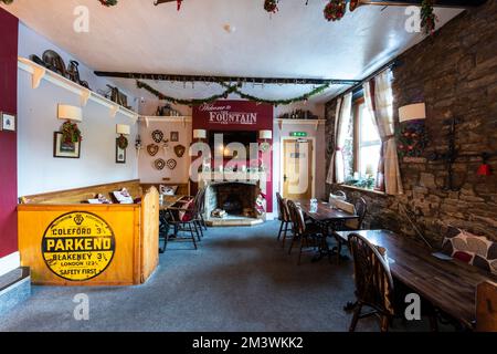 Innenausstattung des Fountain Inn, Parkend, Gloucestershire zur Weihnachtszeit. Stockfoto