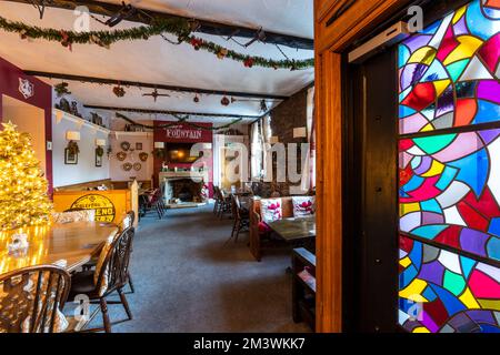 Innenausstattung des Fountain Inn, Parkend, Gloucestershire zur Weihnachtszeit. Stockfoto