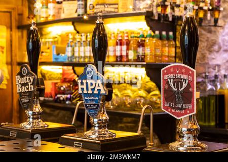 Innenausstattung des Fountain Inn, Parkend, Gloucestershire zur Weihnachtszeit. Stockfoto