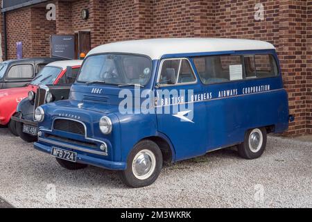 Ein blauer Bedford BOAC (British Overseas Airways Corporation)-Crew-Bus wird im Brooklands Museum, Weybridge, Surrey, Großbritannien ausgestellt Stockfoto