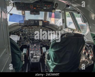 Das Cockpit einer British Air Ferries Vickers 806 Viscount (G-APIM) wird im Brooklands Museum, Weybridge, Surrey, Großbritannien ausgestellt. Stockfoto