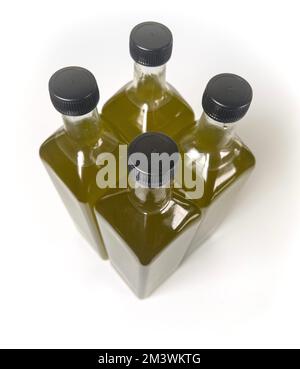 Olive-Öl in Glasflasche, isoliert auf weißem Hintergrund. Gruppierte Öle in Glasflasche. Stockfoto